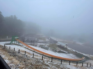2月23日　公園の様子（朝から雪が降り続いています）