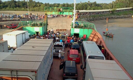 Passageiros dos ferry boats enfrentam riscos de vida diários nos embarques e desembarques