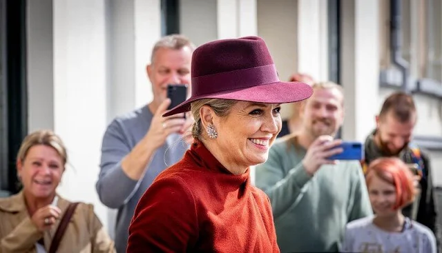 Queen Maxima wore a red midi dress from Natan. The Queen wore a new burgundy hat by Maison Michel Paris