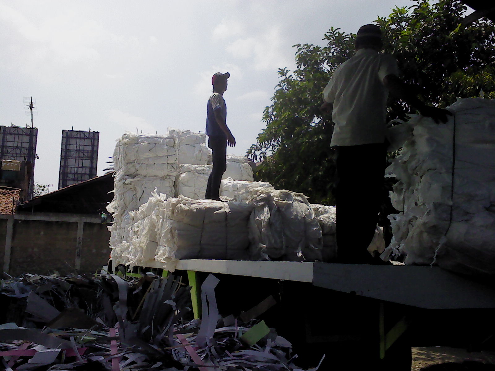  pemanfaatan limbah kertas 