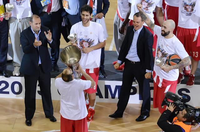 Vassilis Spanoulis with the cup.