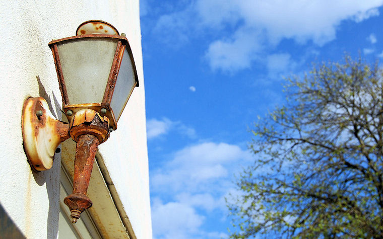 El viejo farol by José Luis Ávila Herrera - The old lamp