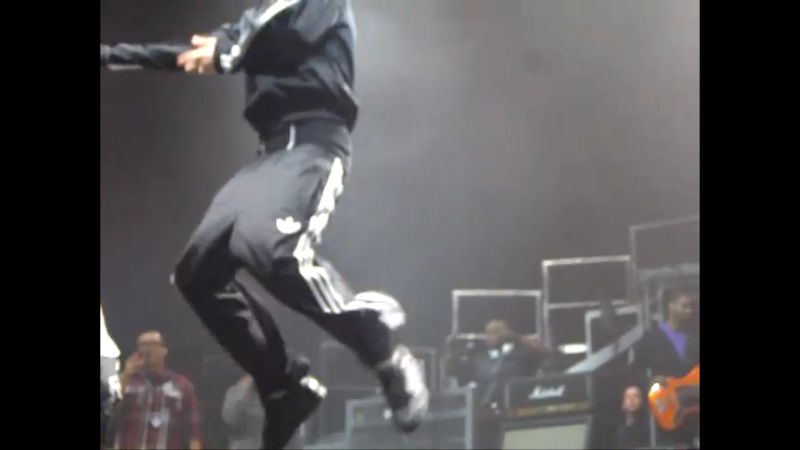 justin bieber pants falling down. Teen Superstar Justin Bieber