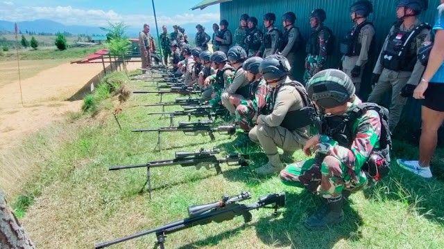 Sinergi TNI-Polri gelar Latihan menembak di lapangan tembak Mujitahidin Yonif 756/WMS