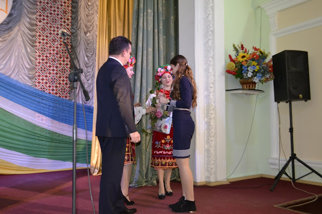 Проректор з наукової роботи Олександр Євгенович Новіков нагородив грамотами «Відмінник 2015 року».