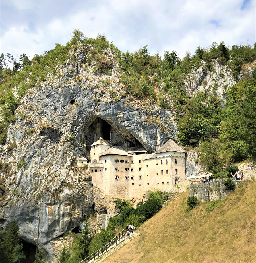 castillo-predjama-que-ver-eslovenia