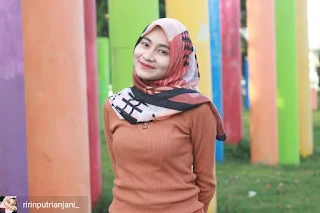 Hijabers cantik Ririn Putri Anjani