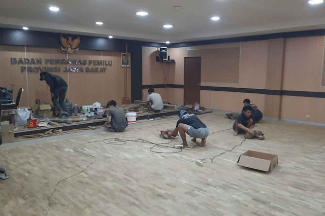 Proyek Pemasangan Lantai Kayu Kantor BAWASLU Jawa Barat