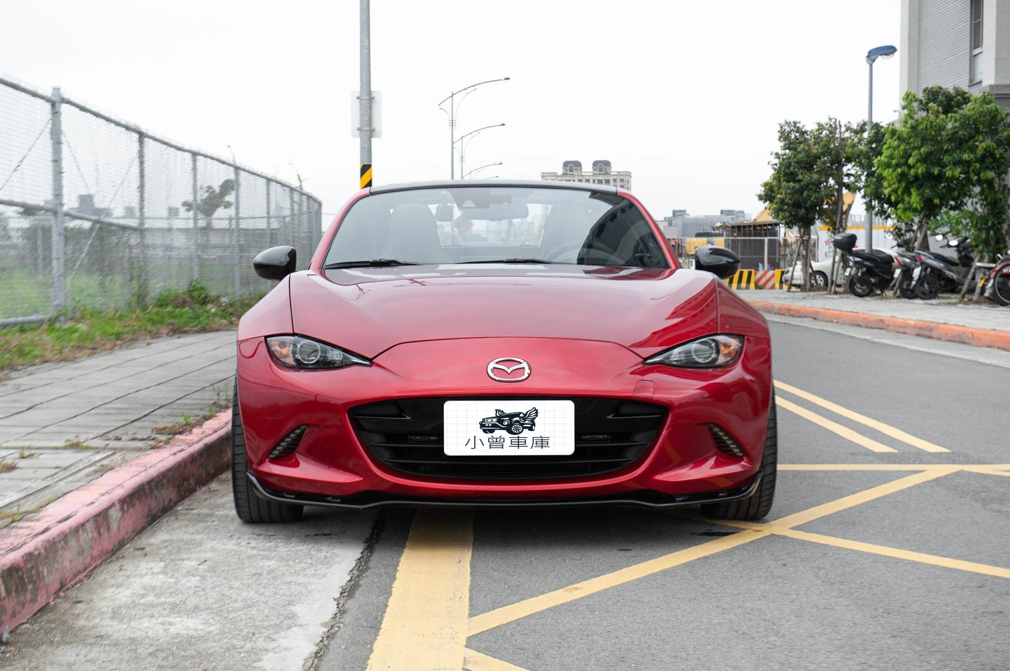 您是MX5車主嗎?Mx5賣給中古車商是否比自售來的好?Mazda Mx5中古車估價行情如何?Mx5二手車估價如何得到高價?馬自達Mx5估車要注意哪些地方?Mx5線上估車就能得到漂亮的價格嗎?  以上關於 Mazda Mx5的收車估車問題都可以直接找我們喔!!Mazda Mx5是一台超級帥的車 ，有收藏價值，不貴又保值。但因為比較特殊所以自售的話通常會賣比較久，如果您願意降一點點價格賣給我們 ，就可以快速換到現金。