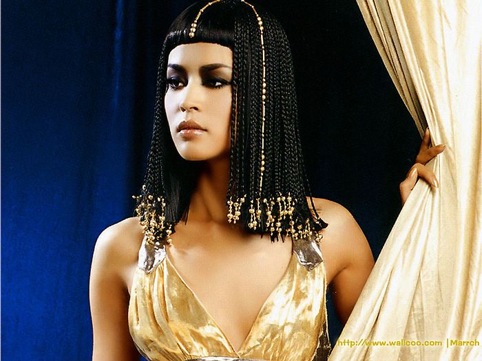 Model Wang Haizhen being Cleopatra in a photoshoot