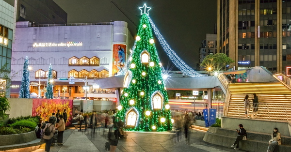 台北捷運中山站線形公園聖誕節燈飾，聖誕樹、紅相框、燈海隧道