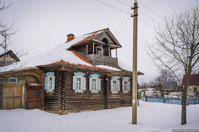 Двухэтажный сруб с балконом и колоннами