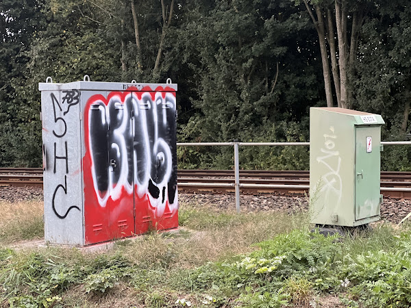 Graffiti langs spoorbaan, Kalm