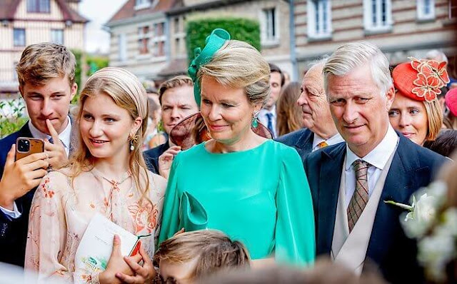Queen Mathilde wore a green Natan dress, Princess Elisabeth in Natan dress. Eleonore wore a silk dress by Maje