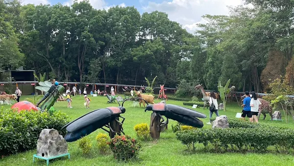 ▲大小朋友來到芬園古生物奇幻樂園，可以看恐龍及史前大型昆蟲、冰原期生物等展示。（參山處提供）