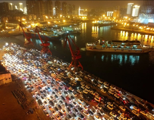 traffic jam in China causes 11,000-car commuters to spend the entire night and the next morning in traffic