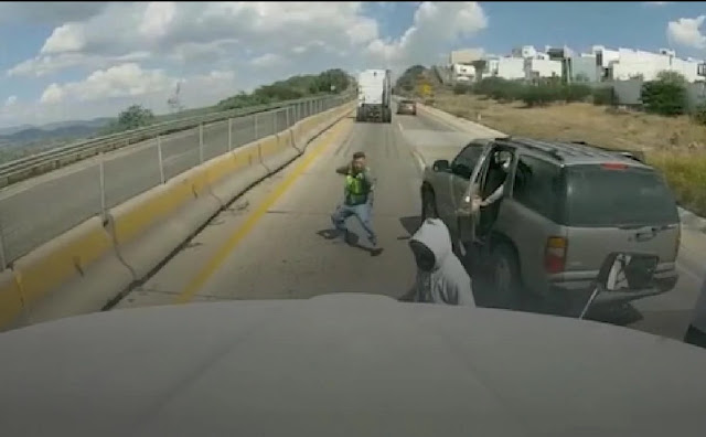 Video: En un solo "minuto" Sicarios a bordo de camionetas roba un camión y secuestra a sus choferes en autopista de México