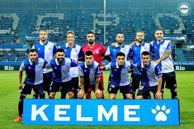 DEPORTIVO ALAVÉS. Temporada 2021-22. Florian Lejeune, Tomás Pina, Fernando Pacheco, Edgar Méndez, Víctor Laguardia, Joselu Mato. Luis Rioja, Rubén Duarte, Martín Aguirregabiria, Manu García, Pere Pons. DEPORTIVO ALAVÉS 1 (Joselu 65') REAL MADRID C. F. 4 (Benzema 2, Nacho, Vinicius). 14/08/2021. Campeonato de Liga de 1ª División, jornada 1. Vitoria, Álava, estadio de Mendizorroza.