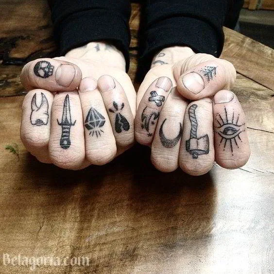 Imgane de dos manos llenas de tatuajes pequeños