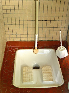 Co to są latryny - jak korzystać z dziury w podłodze w toalecie