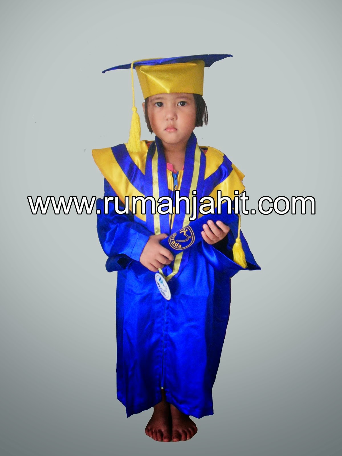 toga wisuda anak