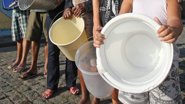 Mulher desabafa sobre o problema da falta de abastecimento de água em Macajuba.