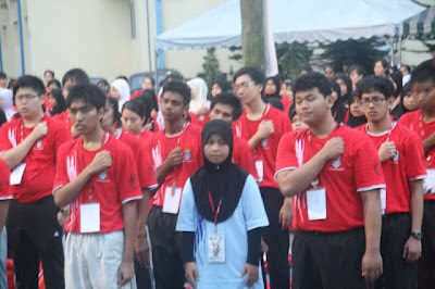 Some of the first year students of 7th College singing either the hostel or UM song. Yea, I am one of them, somewhere in the crowd at the back.