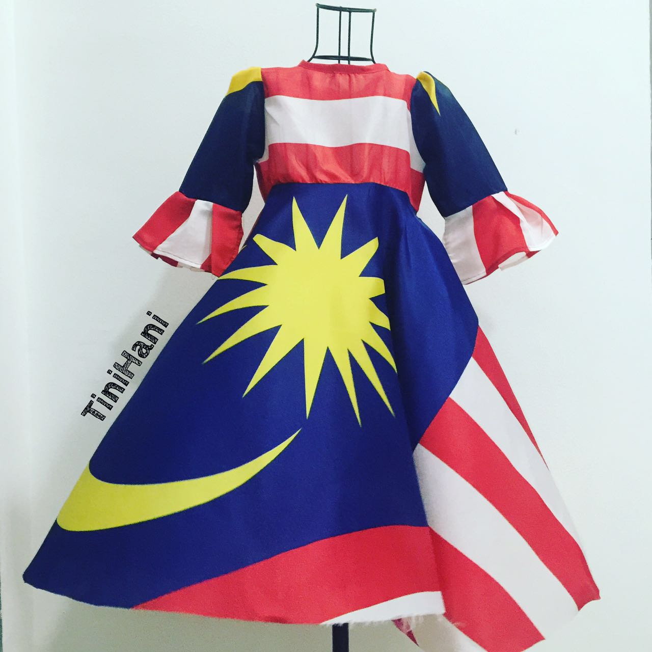 Kerajaan Patut Larang Jalur Gemilang Dibuat Pakaian 