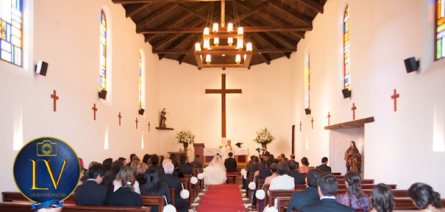  capilla por dentro con invitados de espaldas