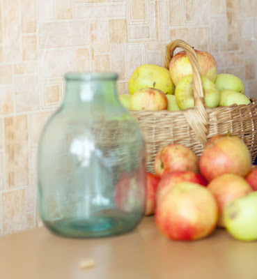 pommes dans un panier et bocal en verre