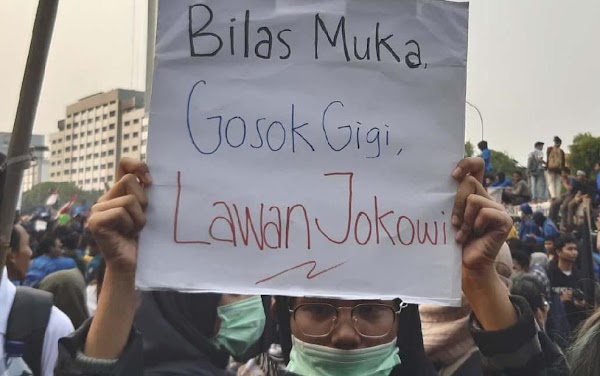Poster Demo Mahasiswa: "Gosok Gigi, Lawan Jokowi"