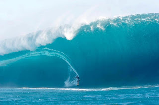 haciendo surf entre las olas