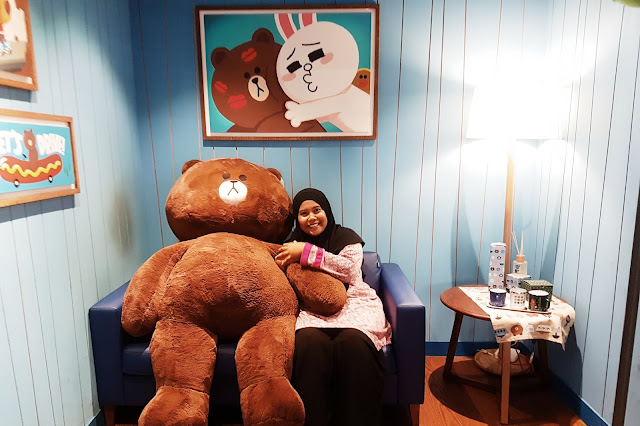 Farah at the LINE FRIENDS Flagship Store, Itaewon