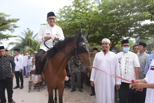 Jelang Idul Adha, Wako Hendri Septa Serahkan Hewan Kurban di Beberapa Lokasi di Padang