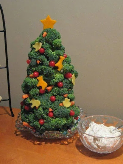 Broccoli, tomatoes and Cheese xmas tree