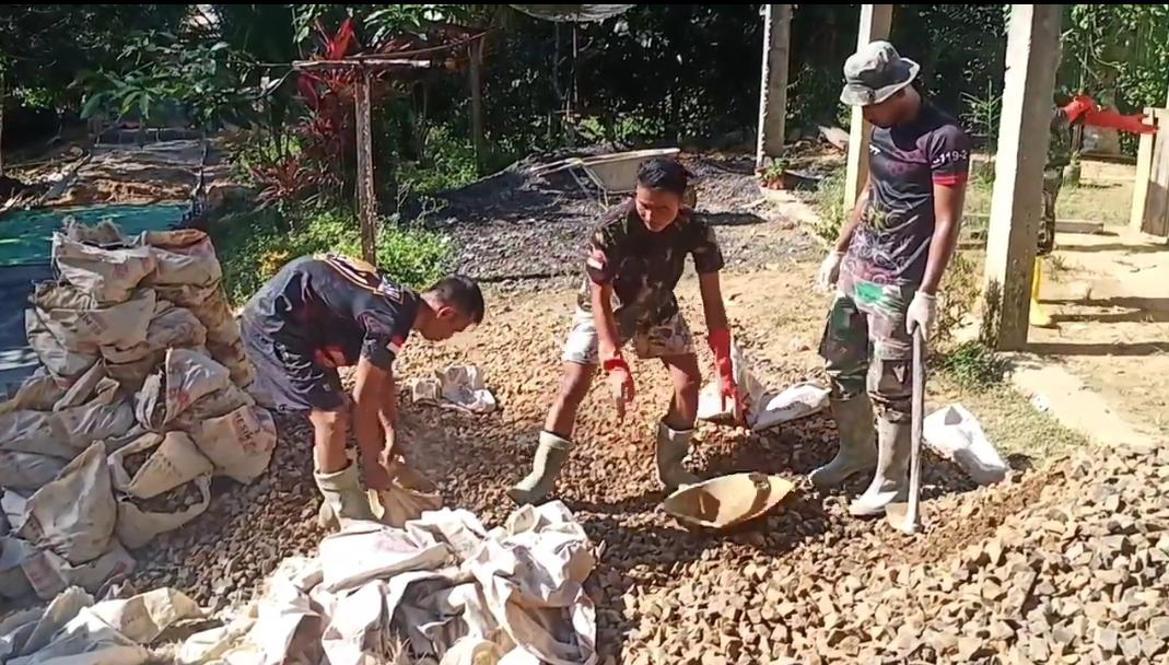 Satgas TMMD Regtas Ke 111 Melaksanakan Gotong Royong Dalam Membuat Rabat Beton Di Desa Setangau Jaya.