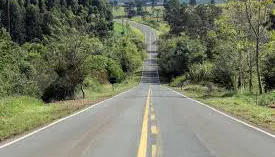 Rodovia de pista simples.