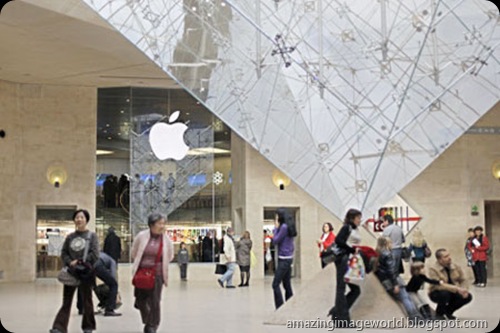 Apple's first French store at Louvre001