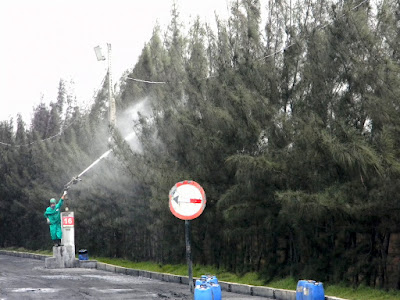 Agoamento constante da vegetação inclusive da área no entorno do terminal e mangue é feito para evitar acúmulo de resíduo.