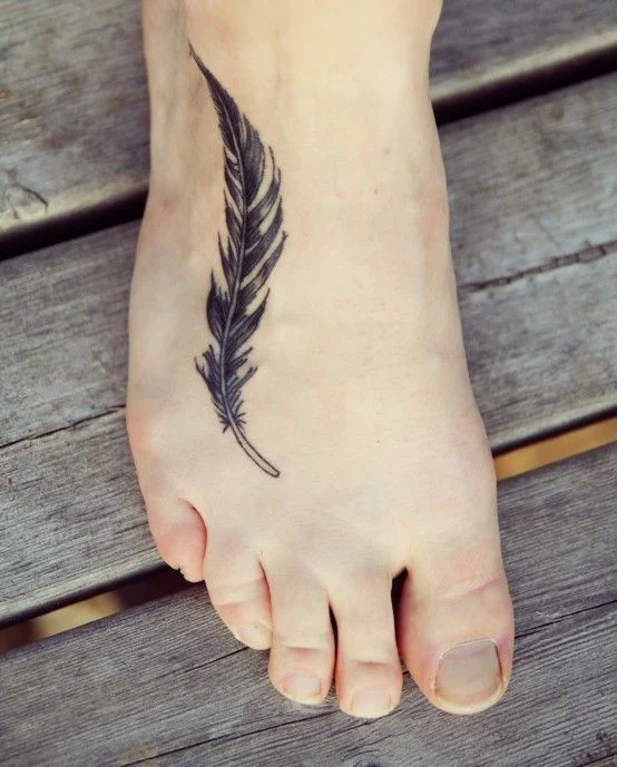 tatuajes de plumas en el pie para mujeres