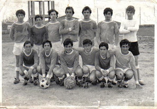 Perines 1970-71-arriba:Rojo, Mariano, Julián, Hernani I, Bragado, Gallego, Angel. Abajo: Somo, Toñín, Hernani II, Sindo, Fede, Chus. Antiguo campo del España de Cueto