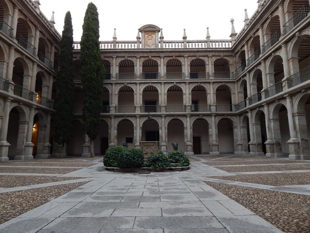 Patio universidad Alcalá de Hnares