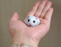 Artista japonesa convierte piedras en pequeños animales adorables