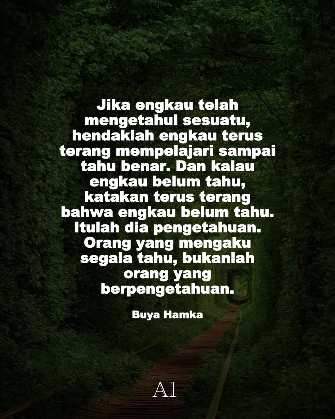 Wallpaper Kata Bijak Buya Hamka  (Jika engkau telah mengetahui sesuatu, hendaklah engkau terus terang mempelajari sampai tahu benar. Dan kalau engkau belum tahu, katakan terus terang bahwa engkau belum tahu. Itulah dia pengetahuan. Orang yang mengaku segala tahu, bukanlah orang yang berpengetahuan.)