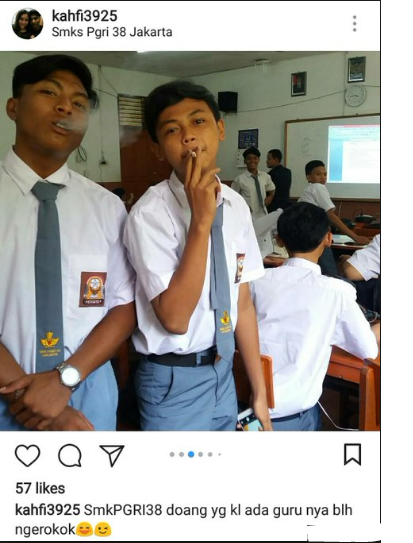 Siswa SMK PGRI 38 Jakarta Bangga Merokok Saat Guru Mengajar