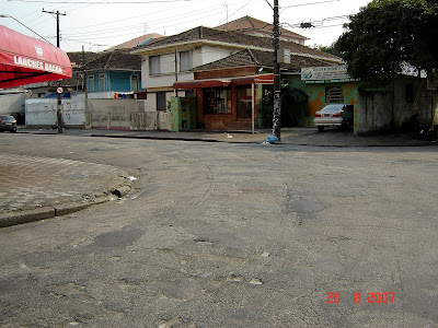 Note os trilhos sob o asfalto na esquina das ruas Benjamin Constant e Comendador Alfaia Rodrigues. Foto de Emilio Pechini