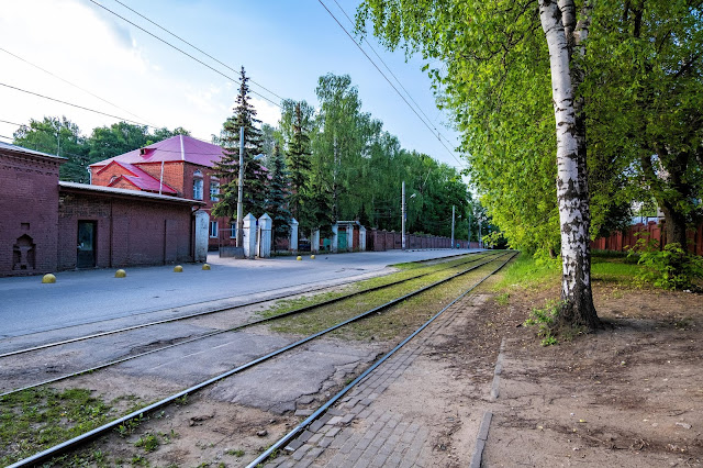 Стена Бугровского кладбища вдоль улицы Пушкина