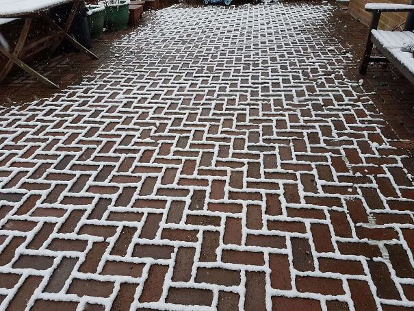 20 Pictures Prove That 'Accidental' Art Can Be Astonishing - The Snow Has Settled Only On The Outline Of The Bricks On My Friends Driveway