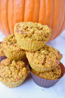 Pumpkin Baked Oatmeal Cups are loaded with real pumpkin and pumpkin spice flavors, are perfect for meal prep and are packed with nutrients for a healthy breakfast! #pumpkin #pumpkinspice #oats #oatmeal #bakedoatmeal #mealprep #healthy #cleaneating