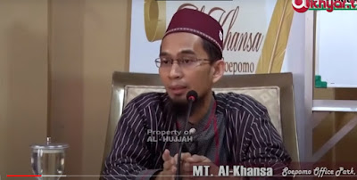 4 Tanda Ini Bukti Allah SWT Murka kepada Seorang Hamba,(Segera bertaubatlah Kepada Allah Swt, Semoga Diberikan jalan Keluar) Seorang Muslim bisa terjebak pada empat keadaan berikut ini yang membuatnya tidak sadar bahwa itu sebetulnya adalah wujud kemurkaan Allah SWT pada dirinya. Apa saja empat hal itu? Berikut ini adalah empat bentuk kemurkaan Allah SWT.      Pertama, penyebab datangnya kebencian di muka bumi itu ialah karena perbuatan buruk atau pelanggaran yang dilakukan seorang hamba, hingga perbuatan tersebut menjadi gunjingan banyak orang atau orang lain merasakan dampaknya.    Hal ini didasarkan pada hadits riwayat Bukhari dan Muslim dari jalur Abu Hurairah RA. Nabi SAW bersabda:  "Apabila Allah SWT mencintai seorang hamba-Nya, Dia memanggil Jibril bahwa sesungguhnya Allah SWT mencintai si Fulan, maka cintailah dia. Maka jibril mencintai hamba itu lalu Jibril berseru kepada penduduk langit, sesungguhnya Allah mencintai si Fulan, maka cintailah dia. Maka seluruh penduduk langit mencintai hamba itu, kemudian orang itu pun dijadikan bisa diterima oleh penduduk bumi." Seorang Muslim bisa terjebak pada empat keadaan berikut ini yang membuatnya tidak sadar bahwa itu sebetulnya adalah wujud kemurkaan Allah SWT pada dirinya.    Apa saja empat hal itu? Berikut ini adalah empat bentuk kemurkaan Allah SWT   Pertama, penyebab datangnya kebencian di muka bumi itu ialah karena perbuatan buruk atau pelanggaran yang dilakukan seorang hamba, hingga perbuatan tersebut menjadi gunjingan banyak orang atau orang lain merasakan dampaknya.    Dan jika Dia membenci seorang hamba, dia memanggil Jibril, dan berkata bahwa Allah SWT membenci hamba tersebut, jadi aku membencinya. Maka Jibril membencinya lalu berseru kepada penduduk langit, bahwa Allah SWT membenci hamba itu. Maka mereka membencinya. Kemudian hamba tersebut dibenci penduduk bumi.”    Kedua, wujud kemurkaan Allah SWT pada seorang hamba, yaitu hamba tersebut cenderung terus berada dalam cintanya kepada sesuatu yang dibenci Allah SWT, sama seperti saat dia membenci apa yang dicintai Allah SWT.    Ketiga, hamba tersebut selalu berada dalam kesesatan, ketidaktaatan dan dosa, dan bergerak di antara dosa dan dosa. Hamba ini tidak bertobat dari semua hal buruk itu dan mati untuknya.    Keempat, tanda Allah SWT murka pada seorang hamba, yaitu hamba tersebut lalai dalam melaksanakan sholat wajib, tidak menjaganya atau melaksanakannya. Ini bentuk kelalaian dalam melaksanakan sholat lima waktu. Hak-hak Allah SWT dan hamba-hamba-Nya pun lenyap, sehingga menjadi tidak peduli terhadap nasib di dunia dan akhirat., 4 Tanda Ini Bukti Allah SWT Murka kepada Seorang Hamba,(Segera bertaubatlah Kepada Allah Swt, Semoga Diberikan jalan Keluar)